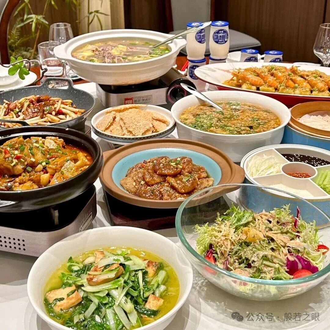 徽派晚餐，菜餚豐富，包括蔬菜和紅燒肉